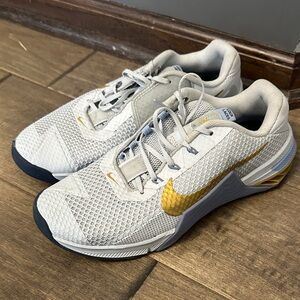 Women’s Nike White and Gold Metcon Weightlifting Training Shoes sz 9
